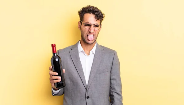 Bel Homme Hispanique Sentant Dégoûté Irrité Langue Concept Bouteille Vin — Photo