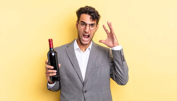 Homem Bonito Hispânico Gritar Com Mãos Garrafa Vinho Conceito — Fotografia de Stock