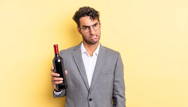 Homem Bonito Hispânico Sentindo Perplexo Confuso Garrafa Vinho Conceito — Fotografia de Stock