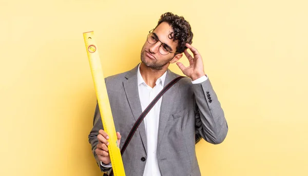 Homem Bonito Hispânico Sentindo Intrigado Confuso Coçando Cabeça Conceito Arquiteto — Fotografia de Stock