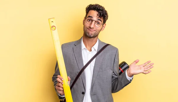 Homem Bonito Hispânico Sentindo Perplexo Confuso Duvidoso Conceito Arquiteto — Fotografia de Stock