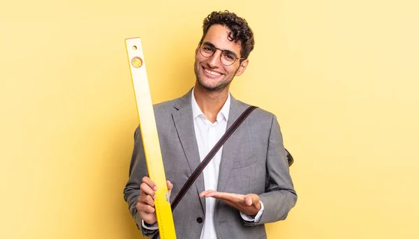 Homem Bonito Hispânico Sorrindo Alegremente Sentindo Feliz Mostrando Conceito Conceito — Fotografia de Stock