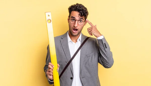 Homem Bonito Hispânico Olhando Surpreso Percebendo Novo Pensamento Ideia Conceito — Fotografia de Stock