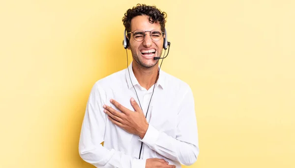 Homem Bonito Hispânico Rir Uma Piada Hilariante Conceito Telemarketer — Fotografia de Stock