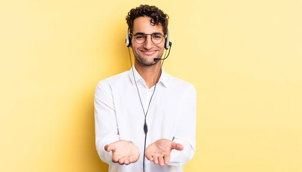 Ispanico Bell Uomo Sorridente Felicemente Con Amichevole Offrendo Mostrando Concetto — Foto Stock