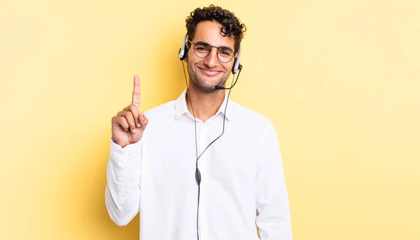 Hispanic Stilig Man Ler Och Ser Vänlig Visar Nummer Ett — Stockfoto