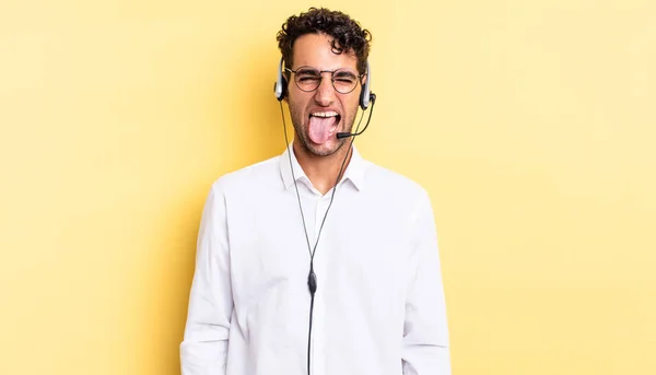 Hombre Guapo Hispano Con Actitud Alegre Rebelde Bromeando Sacando Lengua —  Fotos de Stock