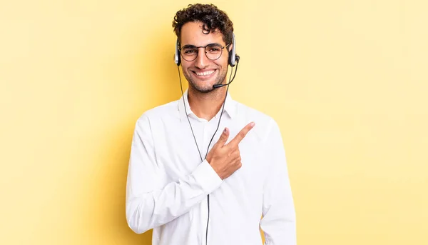 Spanyol Yakışıklı Adam Neşeyle Gülümsüyor Mutlu Hissediyor Bir Tarafı Işaret — Stok fotoğraf
