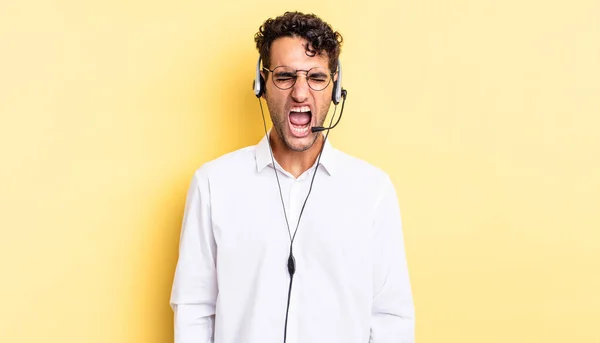 Hispanischer Gutaussehender Mann Der Aggressiv Schreit Und Sehr Wütend Aussieht — Stockfoto