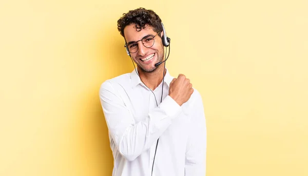 Hombre Guapo Hispano Sintiéndose Feliz Enfrentándose Desafío Celebración Concepto Telemarketer —  Fotos de Stock