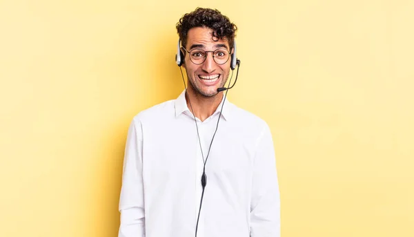 Homem Bonito Hispânico Olhar Feliz Agradavelmente Surpreendido Conceito Telemarketer — Fotografia de Stock