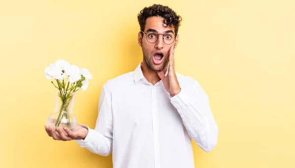 Hispanischer Gutaussehender Mann Der Schockiert Und Verängstigt Ist Blumentopf Konzept — Stockfoto