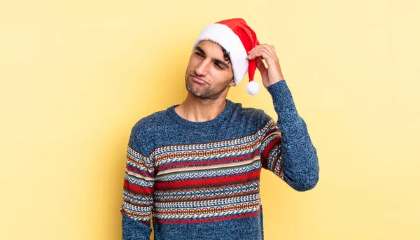 Hispanic Stilig Man Ler Glatt Och Dagdrömmer Eller Tvivlar Julkoncept — Stockfoto