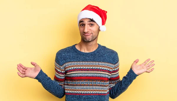 ヒスパニック系のハンサムな男は困惑し 混乱し 疑問を感じている クリスマスのコンセプト — ストック写真