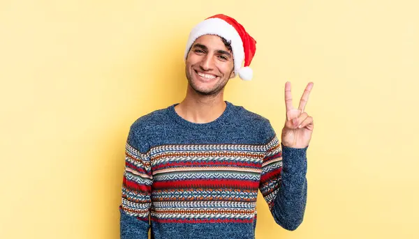 Латиноамериканец Красивый Мужчина Улыбается Выглядит Счастливым Показывая Победу Мир Рождественская — стоковое фото