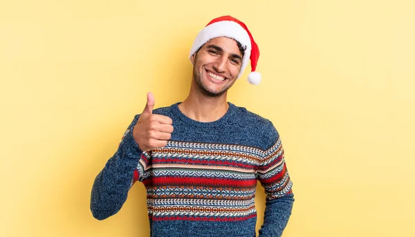 他那惊慌失措的英俊男子感到自豪 竖起大拇指 面带微笑 圣诞节的概念 — 图库照片
