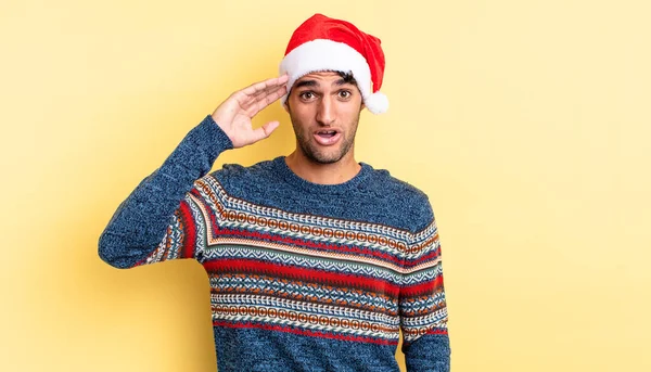 Zijn Paniekerige Knappe Man Ziet Gelukkig Verbaasd Verrast Uit Kerstconcept — Stockfoto