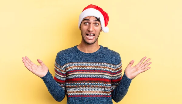 Hispánský Pohledný Muž Který Cítí Šťastný Ohromený Něčím Neuvěřitelným Vánoční — Stock fotografie