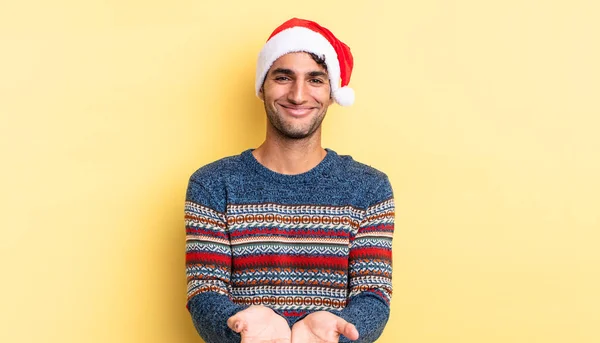 Hispánský Pohledný Muž Šťastně Usmívá Přátelským Obětavým Předvádějícím Koncept Vánoční — Stock fotografie
