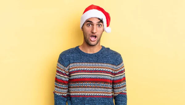 ヒスパニックハンサムな男は非常にショックを受けているか驚いた クリスマスのコンセプト — ストック写真