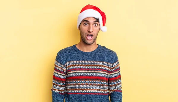 Hombre Guapo Hispano Que Muy Sorprendido Sorprendido Concepto Navidad —  Fotos de Stock