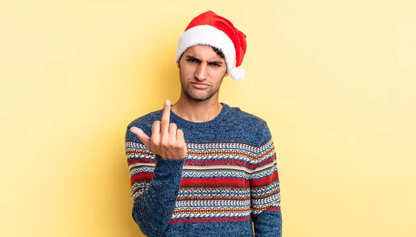 Hombre Guapo Hispano Sintiéndose Enojado Molesto Rebelde Agresivo Concepto Navidad — Foto de Stock