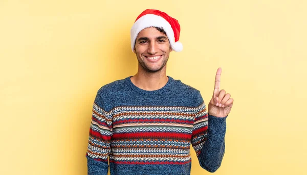 Spannende Knappe Man Lachend Vriendelijk Nummer Één Tonend Kerstconcept — Stockfoto