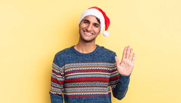 笑顔で手を振って歓迎し挨拶するパニックハンサムな男 クリスマスのコンセプト — ストック写真