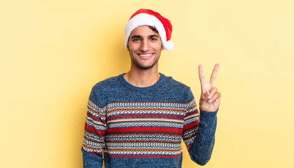 Spannende Knappe Man Lachend Vriendelijk Nummer Twee Tonend Kerstconcept — Stockfoto