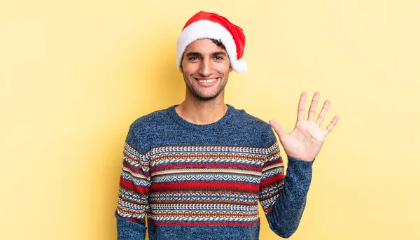 Spanyol Jóképű Férfi Mosolyog Barátságosnak Tűnik Ötös Számmal Karácsonyi Koncepció — Stock Fotó