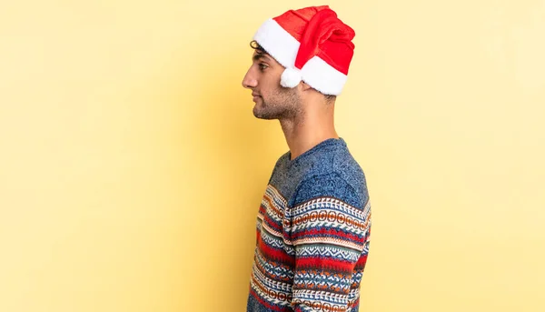 Hispanischer Gutaussehender Mann Profil Der Denkt Imaginiert Oder Träumt Weihnachtskonzept — Stockfoto
