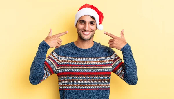 Hispánský Pohledný Muž Sebevědomě Usmívá Ukazuje Svůj Široký Úsměv Vánoční — Stock fotografie