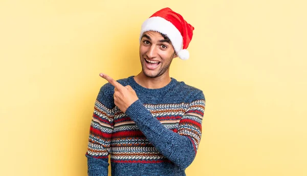 Hispanic Stilig Man Ser Upphetsad Och Förvånad Pekar Sidan Julkoncept — Stockfoto
