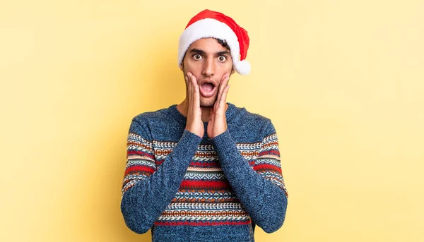 Een Paniekerige Knappe Man Die Geschokt Bang Kerstconcept — Stockfoto