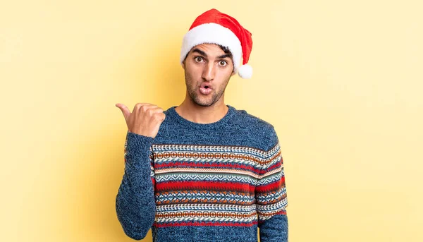 Hispánský Pohledný Muž Vypadal Nevěřícně Vánoční Koncept — Stock fotografie