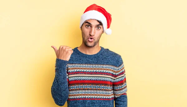 Hombre Guapo Hispano Mirando Asombrado Incredulidad Concepto Navidad —  Fotos de Stock