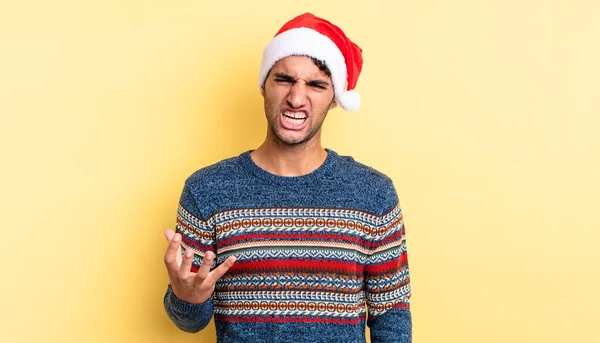 Hispanic Stilig Man Ser Arg Irriterad Och Frustrerad Julkoncept — Stockfoto