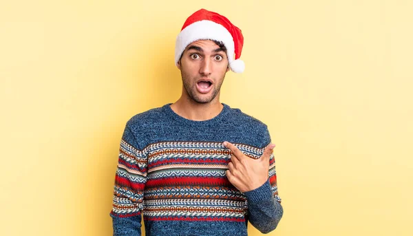 パニックハンサムな男ショックを受けて 口を大きく開いて驚いて 自分自身を指している クリスマスのコンセプト — ストック写真