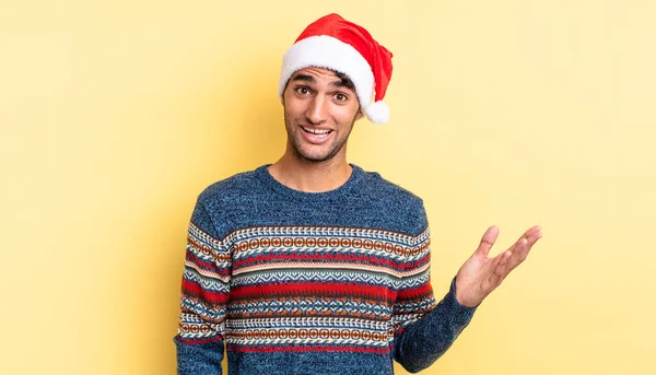 Hispanischer Gutaussehender Mann Der Sich Glücklich Fühlt Und Überrascht Ist — Stockfoto