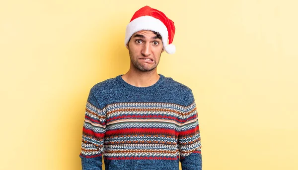 Hombre Guapo Hispano Mirando Perplejo Confundido Concepto Navidad — Foto de Stock