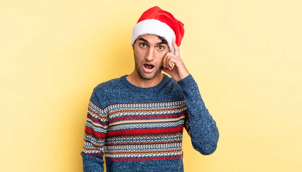 Hombre Guapo Hispano Que Parece Sorprendido Realizando Nuevo Pensamiento Idea —  Fotos de Stock