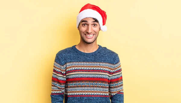 İspanyol yakışıklı adam mutlu ve hoş bir şekilde şaşırmış görünüyor. Noel konsepti