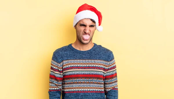 パニック障害のハンサムな男はうんざりしていらいらして舌を出す クリスマスのコンセプト — ストック写真