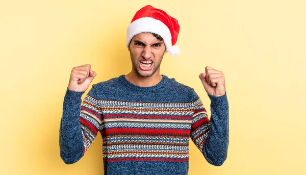 Hispanische Gutaussehende Mann Schreit Aggressiv Mit Einem Wütenden Gesichtsausdruck Weihnachtskonzept — Stockfoto