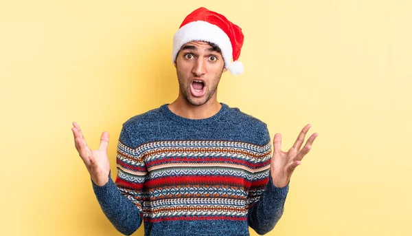 İspanyol yakışıklı adam son derece şaşırmış ve şok olmuş hissediyor. Noel konsepti