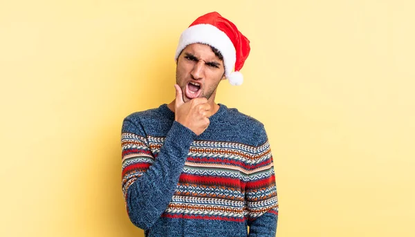 Hispanische Gutaussehender Mann Mit Weit Geöffnetem Mund Und Offenen Augen — Stockfoto