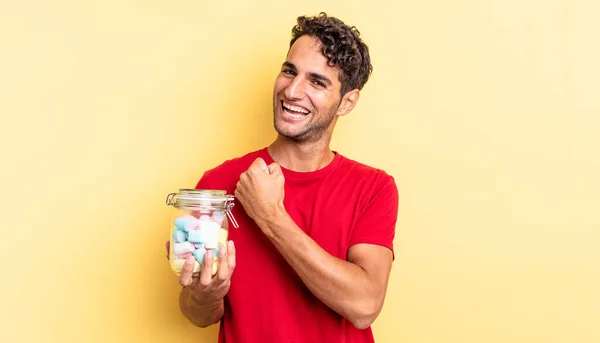 Hombre Guapo Hispano Sintiéndose Feliz Enfrentándose Desafío Celebración Concepto Caramelos —  Fotos de Stock