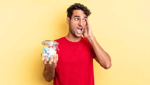 Homem Bonito Hispânico Sentindo Feliz Animado Surpreso Conceito Doces — Fotografia de Stock