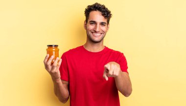 İspanyol yakışıklı adam kamerayı göstererek seni seçiyor. Şeftali reçeli