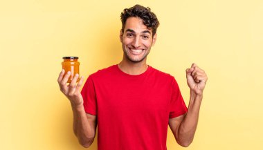 İspanyol yakışıklı adam şokta, gülüyor ve başarıyı kutluyor. Şeftali reçeli